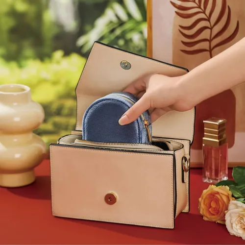 Miniatura 4 de Changsuo Joyero de terciopelo de felpa para viajes, pequeño joyero para mujeres, organizador de viaje de joyería (ébano)
