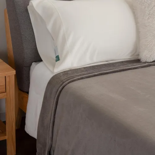 Miniatura 7 de Berkshire Blanket Manta Clásica VelvetLoft® Sólida para Cama, Manta para Cama Tamaño King, Manta Ligera Suave Difusa de Felpa para Cama y Sofá, Gris