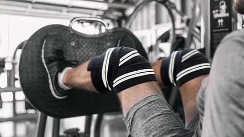 Miniatura 6 de Fit Active Sports Rodilleras para levantamiento de pesas, correas elásticas de soporte de rodilla de 72 pulgadas con cierre de gancho y bucle Blanco