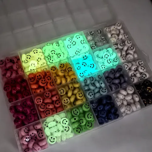 Miniatura 3 de Amaney - 480 cuentas de cara sonriente de 24 colores, 0.394 pulgadas, cuentas espaciadoras acrílicas grandes para joyas, pulseras, aretes, collares