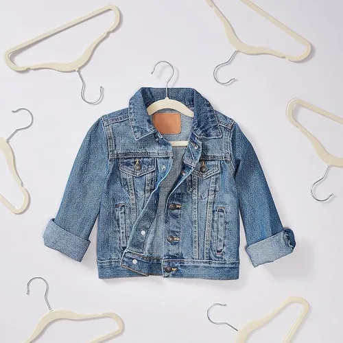 Miniatura 3 de Amazon Basics Perchas de terciopelo antideslizantes para niños que ahorran espacio con muescas para el hombro, construcción resistente para Beige