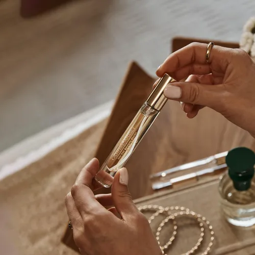Miniatura 3 de Caswell-Massey Eau De Toilette - Perfume en espray de almendra, infundido con cereza, sal y haba tonka, fragancia para mujeres, fabricado en Estados