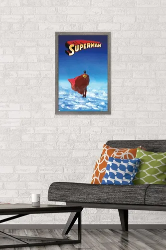 Miniatura 2 de DC Comics Superman - Póster de pared de nubes de horizonte, 22.4 pulgadas de largo x 14.7 pulgadas de ancho, versión enmarcada de madera de granero