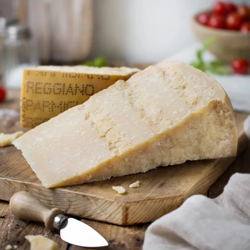 Miniatura 2 de Parmigiano Reggiano DOP 24 meses 1 kg (2.2 lb) - El único parmesano - EMILIA FOOD LOVE Seleccionado con amor en Italia