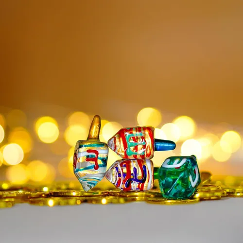 Miniatura 5 de HDCRYSTALGIFTS Set de 4 Figurinas de Dreidel de Janucá Tradicional de Vidrio Soplado Ornamento de 1.5 Pulgadas Vidrio Artístico Dreidel Clásico