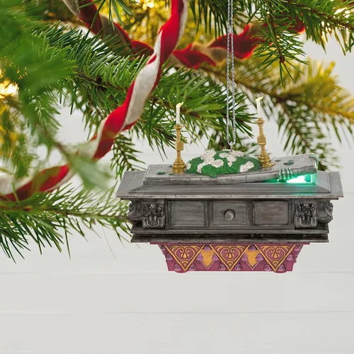 Miniatura 6 de Hallmark Keepsake - Figura decorativa de Navidad 2023, colección Disney La mansión embrujada, el ataúd en el invernadero con luz y sonido, regalos