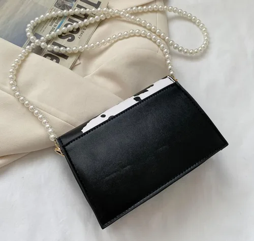 Miniatura 4 de Bolso cruzado de mano con correa de perlas y estampado de vaca