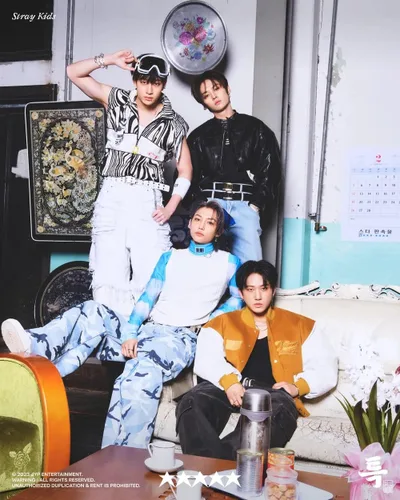Miniatura 5 de Stray Kids 5-STAR, El 3er Álbum, CD + Libro de Fotos + Mini Póster en el Envase + Tarjeta de Foto (Set de 8 Versiones en Digipack