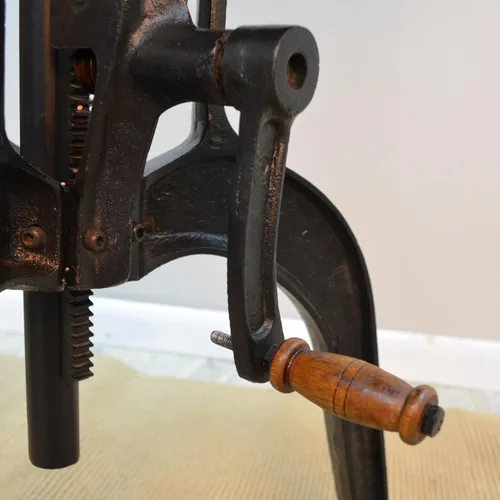 Miniatura 9 de Carolina Chair & Table Mesa auxiliar rústica con manivela ajustable de 18 pulgadas, base de hierro fundido para granja, sala de estar o dormitorio