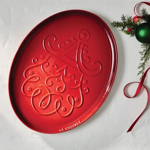 Miniatura 3 de Le Creuset Gres Colección Noel: Bandeja ovalada para galletas de Papá Noel, 14 onzas., Cerise w/Embossed Design
