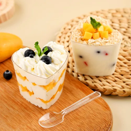 Miniatura 6 de Paquete de 100 mini vasos de plástico transparente con tapas, recipiente de yogur en forma de corazón de 5 onzas para fiestas, aperitivos
