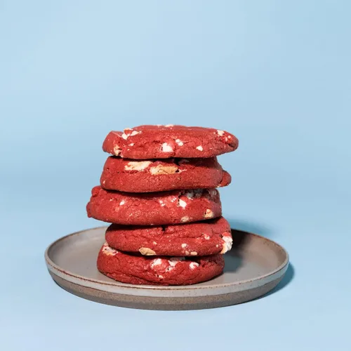 Miniatura 2 de The Cravory: Galletas Red Velvet - 12 galletas, 2.0 onzas cada una, envueltas individualmente, gourmet, horneadas frescas, postres, aperitivos