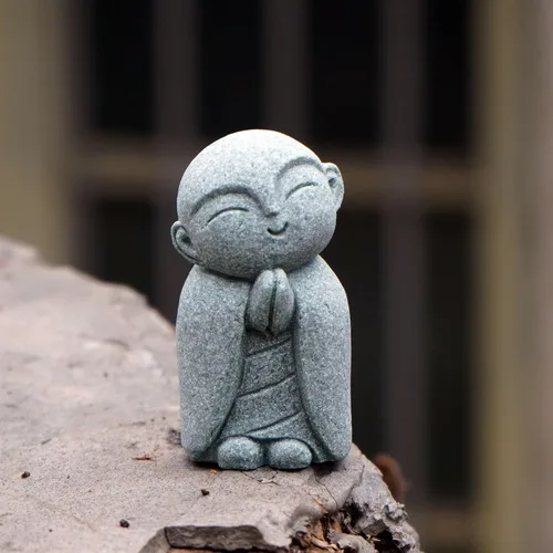 Miniatura 7 de OwMell Estatua de monje japonés de Jizo, figura de Buda Jizo, estatua conmemorativa del acuario, adorno de flores de hierro