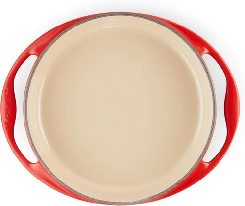 Miniatura 2 de Le Creuset Plato de tatuaje de hierro fundido esmaltado, 2 cuartos de galón, color cereza