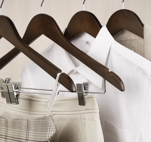 Miniatura 8 de Perchas de madera con clips, paquete de 16 perchas de madera para faldas con clips, perchas de madera de nogal seleccionada de alta calidad