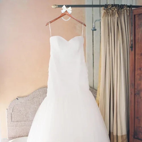 Miniatura 8 de Colgador de vestido de novia para novia, regalo de boda, percha de madera marrón con perlas y lazo para vestidos de novia, regalo de despedida
