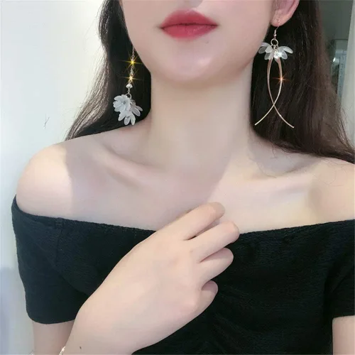Miniatura 5 de Aretes de gota ligeros bohemios y elegantes, de acrílico, de cristal, asimétricos, con flores, color blanco, largo, pétalos colgantes para mujer