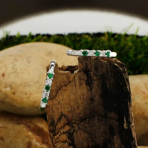 Miniatura 5 de Redondo Corte Simulado Esmeralda Verde con Natural arete de aro de diamantes en 14K oro macizo
