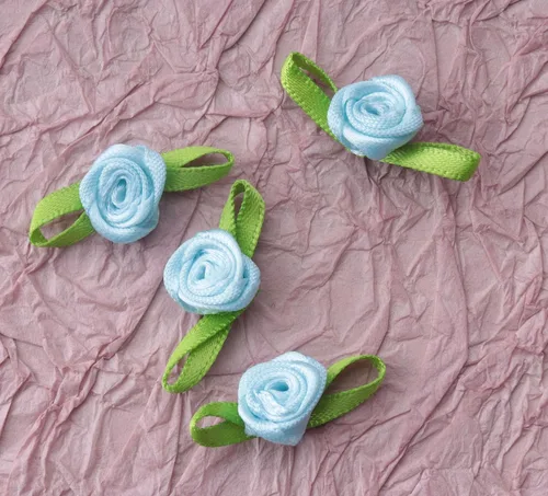 Miniatura 3 de 50 piezas de rosas de satén con hojas verdes, lazos de cinta mini lindos, suministros de flores artificiales de tela, adorno de aplique