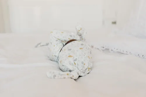 Miniatura 8 de Copper Pearl Gorro de bebé con nudo superior elástico suave Arlo