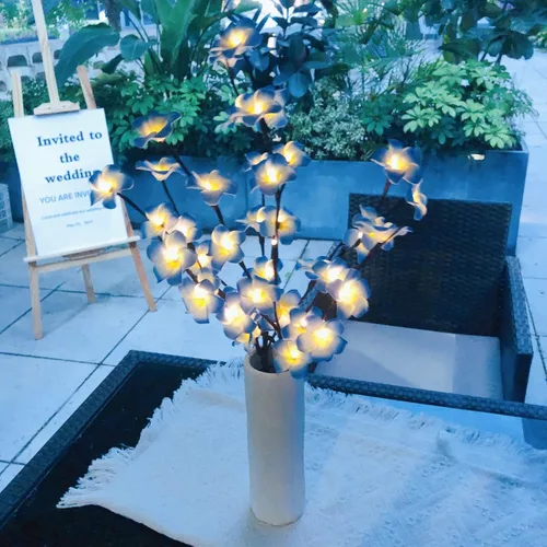 Miniatura 5 de Paquete de 2 ramas de flores artificiales de plumeria, ramo de berenjena ligera falsa Frangipani para decoración romántica del hogar (azul)