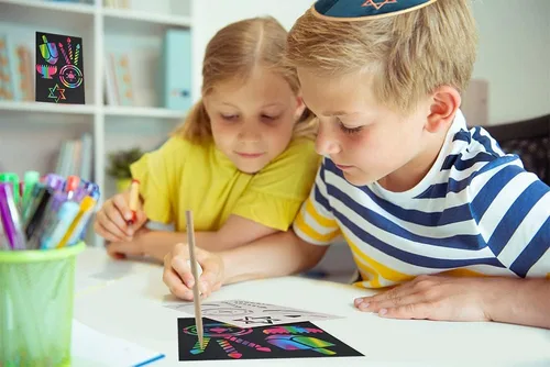 Miniatura 8 de The Dreidel Company Paquete de 12 plantillas de arte para rascar Hanukkah, arte de rascar arcoíris para niños con plantillas, marcadores y formas