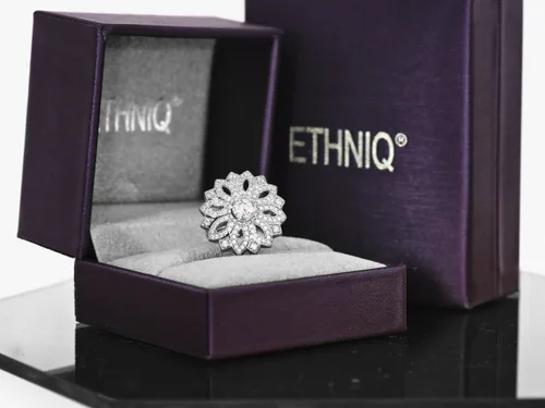 Miniatura 6 de ETHNIQ Carrington Collection - Alianzas de boda chapadas en platino con tema floral adornado con circonita cúbica de diamante, ideas de regalo