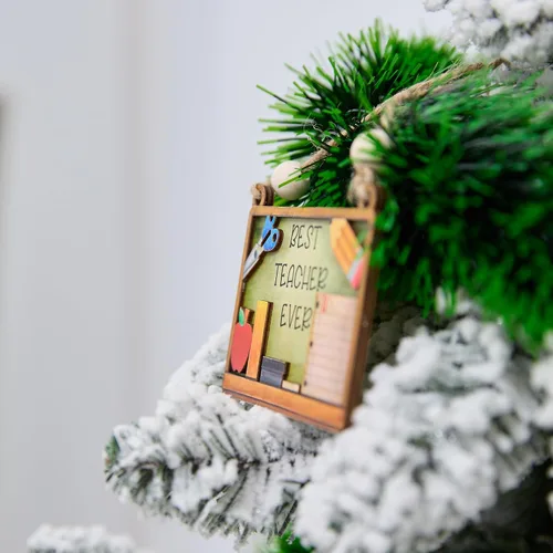 Miniatura 7 de Mejor Adorno de Tiza para Profesor 4 Pulgadas – Adorno Colgante de Madera en Capas, Suministros Escolares, Decoración, Regalo para Educador