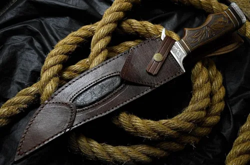 Miniatura 5 de 2a's Knives Cuchillo Bowie de acero D2 hecho a mano con funda, este cuchillo de corte tiene mango de madera grabado a mano.
