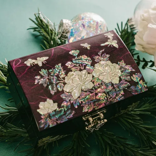 Miniatura 4 de Joyero de February Mountain en nácar - Elegante recuerdo lacado en púrpura con diseño de peonía y mariposa, interior de terciopelo rojo - Regalo