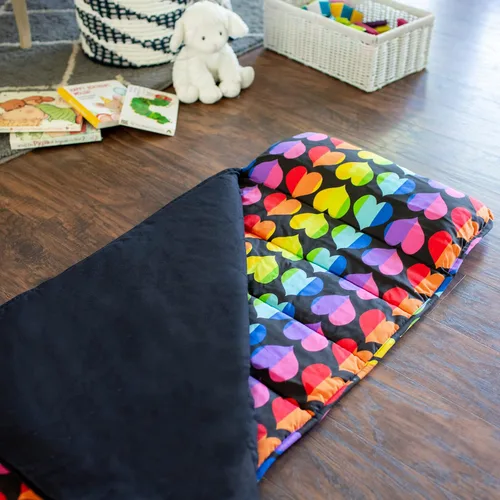 Miniatura 6 de Wildkin Alfombrilla para Siesta Infantil Original – Cómoda Alfombrilla para Dormir con Almohada, Ideal para Escuela y Viajes Corazones arco iris