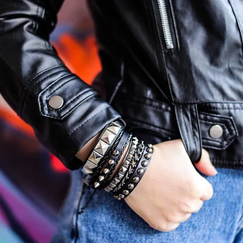Miniatura 5 de Eigso Juego de 4 pulseras de cuero punk con tachuelas para hombres y mujeres, pulseras clásicas vikingas de los años 80 para hombre y mujer, Cuero