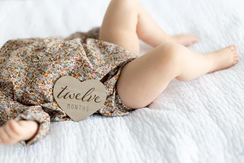 Miniatura 8 de Kate & Milo Juego de Tarjetas de Hitos de Bebé de Madera en Forma de Corazón – 1-12 Meses, Accesorio de Fotos Mensual Neutro en Género como Recuerdo