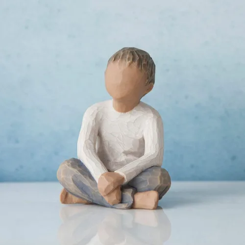 Miniatura 2 de Willow Tree Niño imaginativo (tono de piel y color de cabello más oscuro), figura esculpida pintada a mano Tonos de piel y color de cabello más