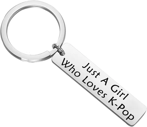 AKTAP K-Pop Bangtan - Llavero de regalo para niños con texto en inglés Just A Girl Who Loves K-Pop regalo del ejército para los fans de Bangtan Boys