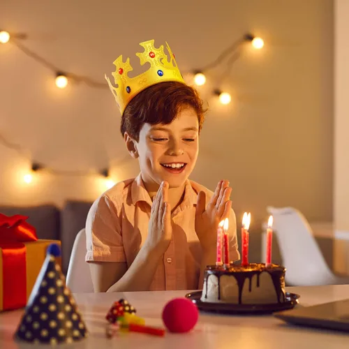 Miniatura 7 de Honoson 8 piezas de corona de rey para niños, sombrero de corona de rey de tela, coronas doradas para niños, niños, disfraz de cumpleaños de bebé