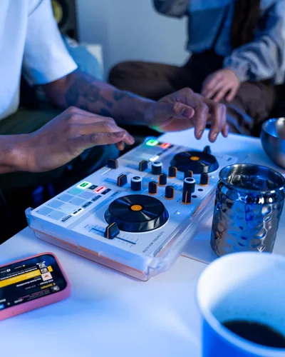 Miniatura 4 de Hercules DJControl Mix Ultra - Controlador de DJ portátil, mezclador de DJ inalámbrico Bluetooth con Jog Wheels, batería de 10 horas, mezcla