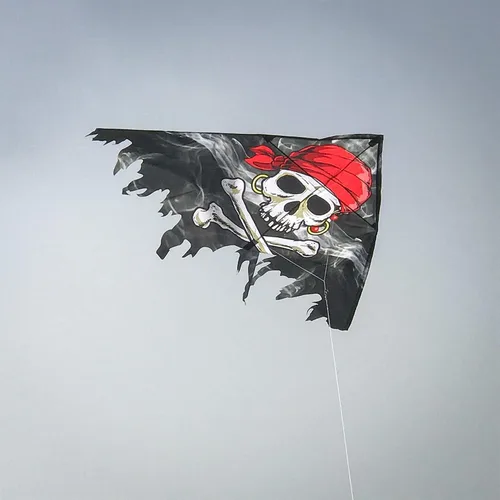 Miniatura 2 de In the Breeze 3257 — Smokin' Pirate Fringe 50" Delta Kite — Cometa voladora fácil para todas las edades, actividades de playa para niños y adultos