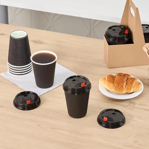 Miniatura 6 de Restaurantware Solo tapas: 50 tapas desechables negras de taza de café sin BPA con tapones de tapón de corazón rojo. Se adapta a tazas de 8 onzas