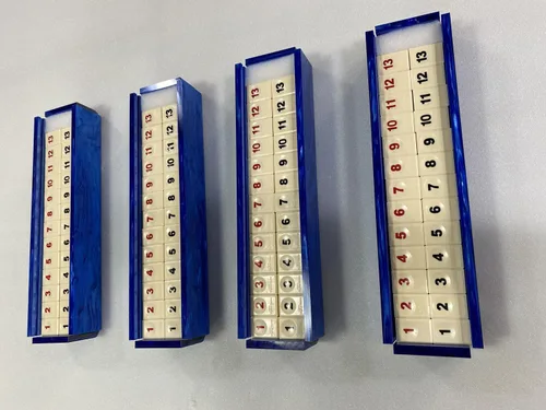Miniatura 7 de Lucite Rumikub - Juego de azulejos, soportes y caja acrílica de almacenamiento incluidos (mármol azul/mármol blanco)