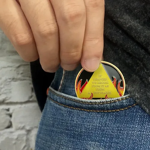 Miniatura 5 de Moneda de sobriedad triangular de 8 años de llama Alcohólicos Anónimos Monedas AA Regalos de sobriedad para hombres y mujeres Moneda AA