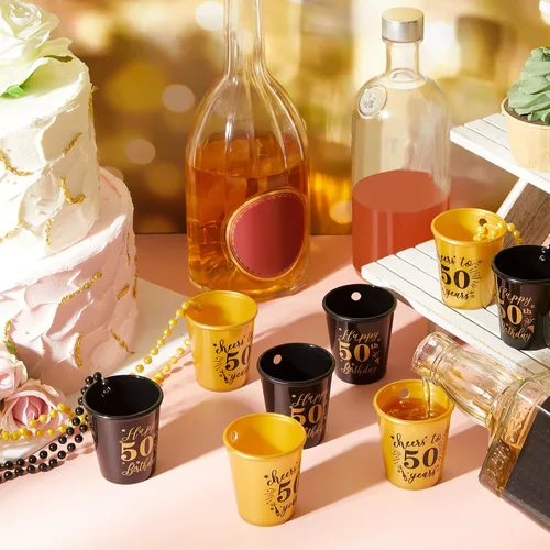 Miniatura 4 de Sureio 24 piezas de 50 cumpleaños regalos de fiesta de chupito collares tazas a granel para mujeres, hombres invitados, tazas de plástico dorado