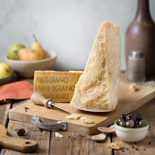 Miniatura 3 de Parmigiano Reggiano DOP 24 meses 1 kg (2.2 lb) - El único parmesano - EMILIA FOOD LOVE Seleccionado con amor en Italia