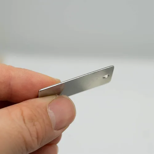 Miniatura 3 de StayMax Paquete de 50 etiquetas rectangulares de acero inoxidable con grabado en blanco con un agujero