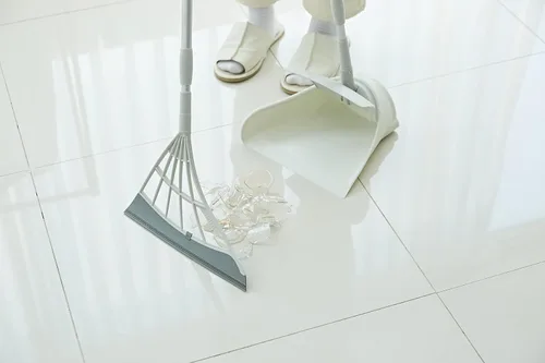 Miniatura 4 de Juego de escoba y recogedor Broombi - Escoba y escobilla de silicona para todas las superficies para limpieza interior - Barre vidrio, polvo, Negro