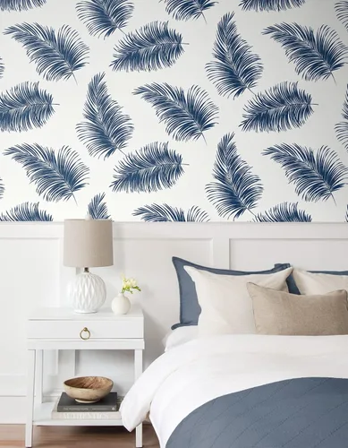 Miniatura 5 de Lillian August NextWall Luxe Haven - Papel tapiz para despegar y pegar de palma (blanco y azul marino)