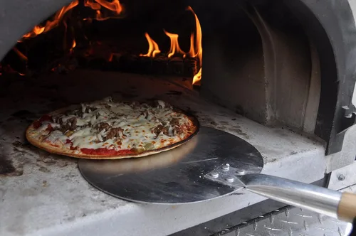 Miniatura 6 de Chicago Brick Oven Pizza Turning Peel PRO - 9 pulgadas de diámetro, mango de madera desmontable de 31.5 pulgadas con correa de cuero, aluminio duro