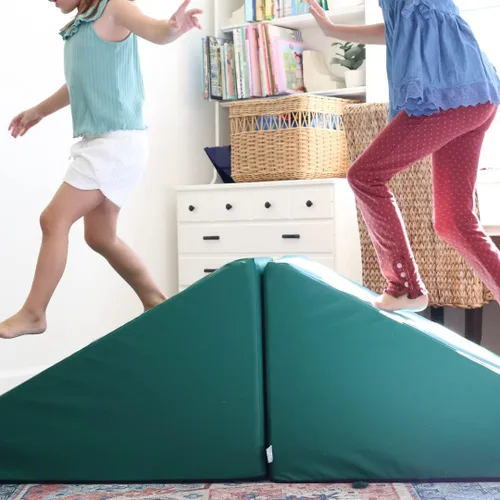 Miniatura 3 de Foamnasium Mega Wedge - Juego de espuma para interiores, 2 piezas para niños pequeños y activos escaladores de espuma para gatear, escalar, Carmesí