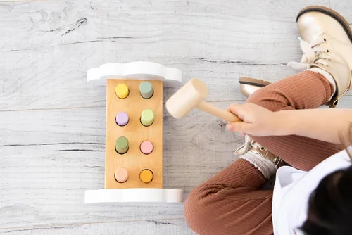 Miniatura 5 de Pearhead Montessori - Banco de martillo, imprescindible para bebé, relleno de calcetines para niños pequeños, juguete de madera para golpear