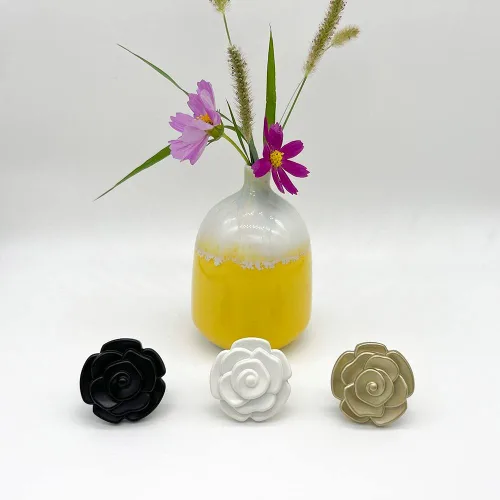 Miniatura 4 de 4 pomos antiguos de color negro y rosa, diseño de flores retro de mediados de siglo, tiradores de gabinete, metal resistente, color rosa y pomo